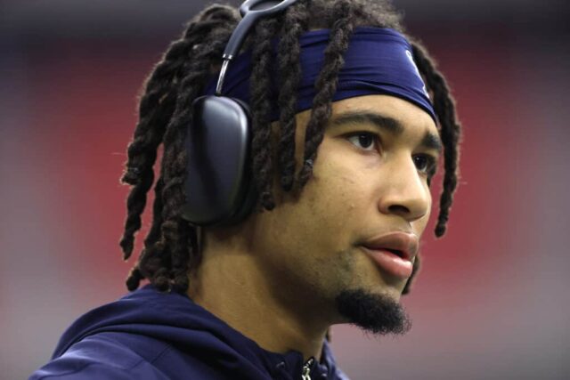 CJ Stroud # 7 do Houston Texans observa antes de um jogo contra o Pittsburgh Steelers no NRG Stadium em 01 de outubro de 2023 em Houston, Texas.