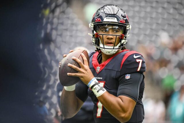 CJ Stroud nº 7 do Houston Texans se aquece antes do jogo da pré-temporada contra o Miami Dolphins no NRG Stadium em 19 de agosto de 2023 em Houston, Texas.