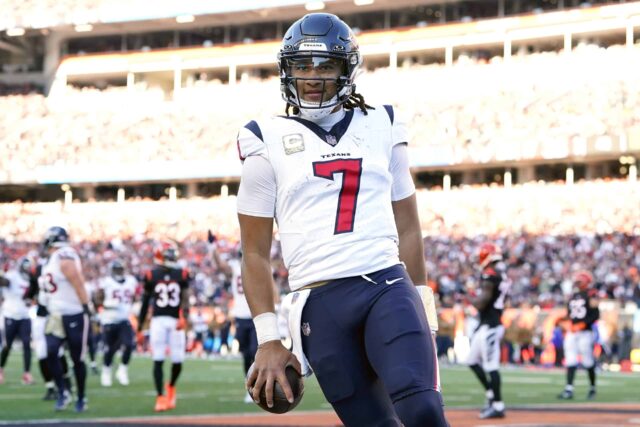 CJ Stroud #7 do Houston Texans corre para um touchdown durante o quarto período contra o Cincinnati Bengals no Paycor Stadium em 12 de novembro de 2023 em Cincinnati, Ohio.