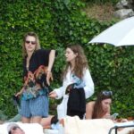 Cara Delevingne vista de mãos dadas com a namorada cantora Minke no parque do Hotel Splendido em Portofino