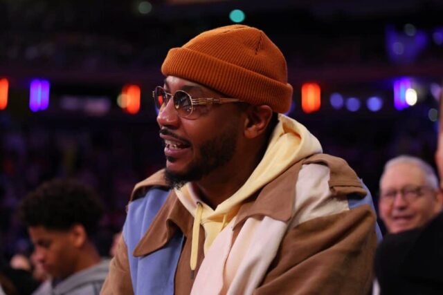 NOVA IORQUE, NOVA IORQUE - 25 DE DEZEMBRO: O ex-New York Knick Carmelo Anthony durante o terceiro quarto do jogo no Madison Square Garden em 25 de dezembro de 2023 na cidade de Nova York.  NOTA AO USUÁRIO: O Usuário reconhece e concorda expressamente que, ao baixar e/ou usar esta fotografia, o Usuário está concordando com os termos e condições do Contrato de Licença da Getty Images. 