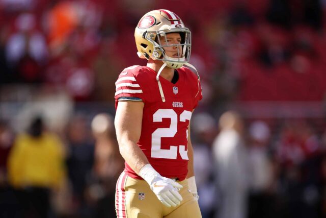 SANTA CLARA, CALIFÓRNIA - 19 DE NOVEMBRO: Christian McCaffrey # 23 do San Francisco 49ers se aquece antes de um jogo contra o Tampa Bay Buccaneers no Levi's Stadium em 19 de novembro de 2023 em Santa Clara, Califórnia.