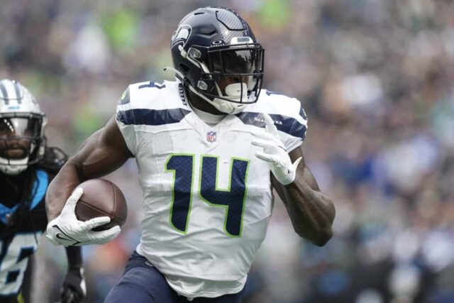 DK Metcalf #14 do Seattle Seahawks recebe um passe durante o segundo quarto contra o Carolina Panthers no Lumen Field em 24 de setembro de 2023 em Seattle, Washington.