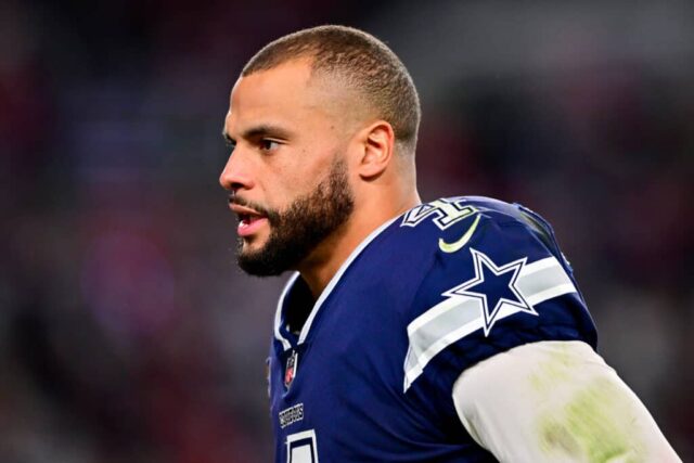 Dak Prescott, número 4 do Dallas Cowboys, sai de campo no intervalo contra o Tampa Bay Buccaneers no jogo de playoff NFC Wild Card no Raymond James Stadium em 16 de janeiro de 2023 em Tampa, Flórida.