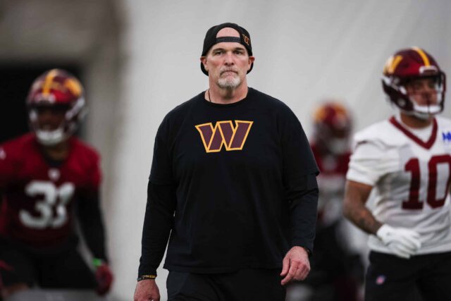 ASHBURN, VA - 10 DE MAIO: O técnico Dan Quinn do Washington Commanders observa durante o Washington Commanders Rookie Minicamp no OrthoVirginia Training Center em 10 de maio de 2024 em Ashburn, Virgínia.