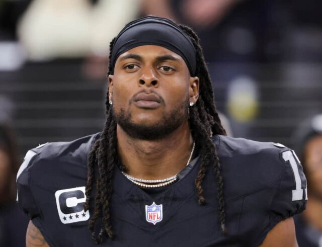 LAS VEGAS, NEVADA - 12 DE NOVEMBRO: O wide receiver Davante Adams # 17 do Las Vegas Raiders ouve enquanto o hino nacional dos Estados Unidos é executado antes de um jogo contra o New York Jets no Allegiant Stadium em 12 de novembro de 2023 em Las Vegas, Nevada.  Os Raiders derrotaram os Jets por 16-12.