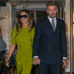 Victoria Beckham e David Beckham saem de mãos dadas indo jantar na cidade de Nova York na sexta-feira, 14 de outubro de 2022