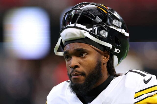 Diontae Johnson, nº 18 do Pittsburgh Steelers, observa durante o aquecimento antes do jogo contra o Atlanta Falcons no Mercedes-Benz Stadium em 04 de dezembro de 2022 em Atlanta, Geórgia.