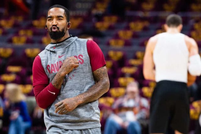 JR Smith # 5 do Cleveland Cavaliers reage depois de errar por pouco um arremesso de meia quadra durante o aquecimento antes do jogo contra o Atlanta Hawks na Quicken Loans Arena em 21 de outubro de 2018 em Cleveland, Ohio.