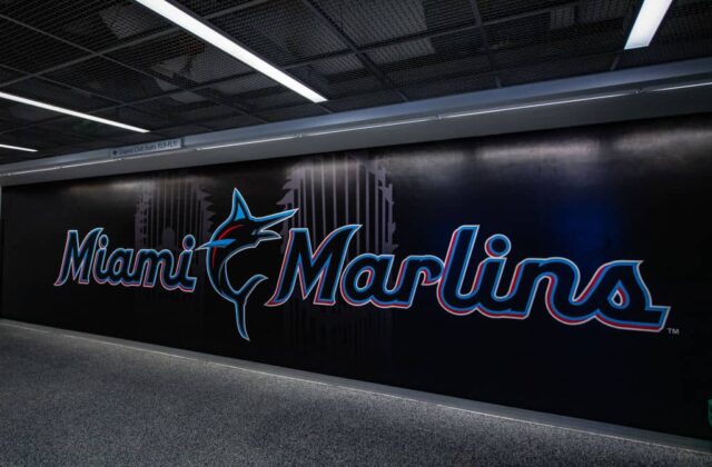 Uma visão geral do novo logotipo do Miami Marlins no Marlins Park antes do jogo entre o Miami Marlins e o Colorado Rockies no dia de abertura no Marlins Park em 28 de março de 2019 em Miami, Flórida.
