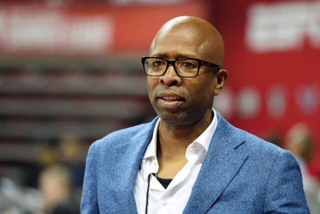 O analista da NBA Kenny Smith assiste a um jogo entre o Boston Celtics e o Philadelphia 76ers durante a NBA Summer League 2019 no Thomas & Mack Center em 6 de julho de 2019 em Las Vegas, Nevada.