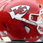 Um detalhe dos capacetes do Kansas City Chiefs antes do jogo de pré-temporada contra o San Francisco 49ers no Arrowhead Stadium em 24 de agosto de 2019 em Kansas City, Missouri.