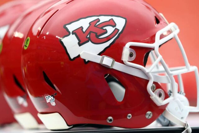 Um detalhe dos capacetes do Kansas City Chiefs antes do jogo de pré-temporada contra o San Francisco 49ers no Arrowhead Stadium em 24 de agosto de 2019 em Kansas City, Missouri.