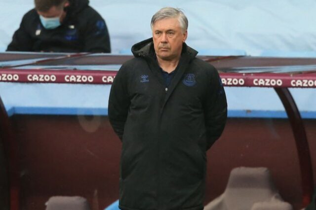 Carlo Ancelotti foi fotografado trabalhando como técnico do Everton em 2021, antes de voltar ao Real Madrid