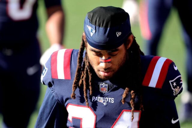 Stephon Gilmore, nº 24 do New England Patriots, se aquece antes de enfrentar o Arizona Cardinals no Gillette Stadium em 29 de novembro de 2020 em Foxborough, Massachusetts.