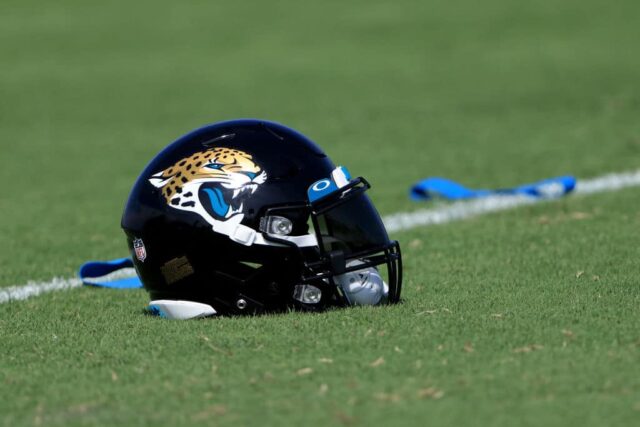 Um capacete do Jacksonville Jaguars visto durante o Minicamp obrigatório do Jacksonville Jaguars no TIAA Bank Field em 15 de junho de 2021 em Jacksonville, Flórida.