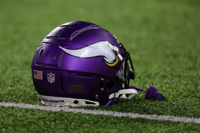 Uma visão detalhada de um capacete do Minnesota Vikings durante o aquecimento antes de um jogo entre o Minnesota Vikings e o Dallas Cowboys no US Bank Stadium em 31 de outubro de 2021 em Minneapolis, Minnesota. 