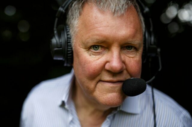 Clive Tyldesley fotografado trabalhando como comentarista de futebol da ITV