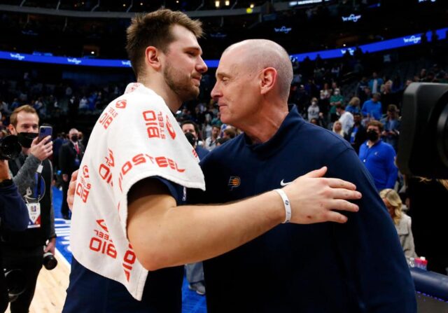 Luka Doncic nº 77 do Dallas Mavericks abraça Rick Carlisle, técnico do Indiana Pacers, após o jogo no American Airlines Center em 29 de janeiro de 2022 em Dallas, Texas.