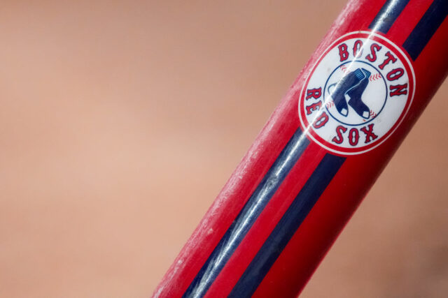 Uma visão detalhada do logotipo do Boston Red Sox durante o jogo contra o Cincinnati Reds no Great American Ball Park em 21 de setembro de 2022 em Cincinnati, Ohio.