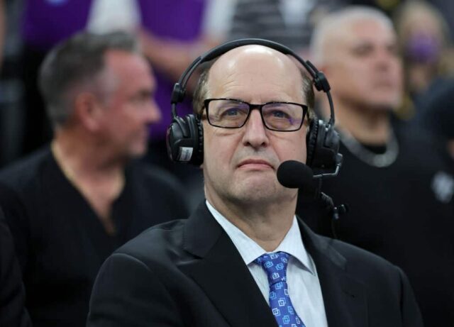 O comentarista colorido da ESPN NBA, Jeff Van Gundy, defende o hino nacional americano antes de convocar um jogo de pré-temporada entre o Minnesota Timberwolves e o Los Angeles Lakers na T-Mobile Arena em 6 de outubro de 2022 em Las Vegas, Nevada.  Os Timberwolves derrotaram o Lakers por 114-99.