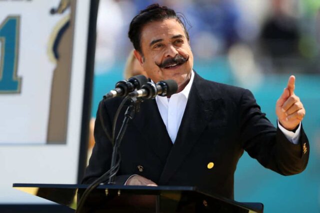 O proprietário Shad Khan do Jacksonville Jaguars fala durante a cerimônia do Anel de Excelência de Tony Boselli no intervalo contra o Houston Texans no TIAA Bank Field em 9 de outubro de 2022 em Jacksonville, Flórida. 