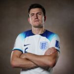Harry Maguire posa para foto com o uniforme da Inglaterra