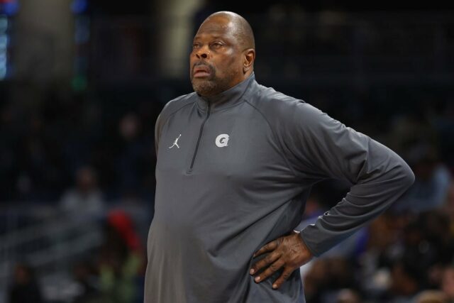 O técnico Patrick Ewing do Georgetown Hoyas reage contra o DePaul Blue Demons durante o primeiro tempo na Wintrust Arena em 29 de dezembro de 2022 em Chicago, Illinois. 