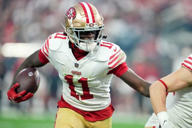 Brandon Aiyuk #11 do San Francisco 49ers enfrenta o Las Vegas Raiders durante o terceiro quarto no Allegiant Stadium em 01 de janeiro de 2023 em Las Vegas, Nevada.