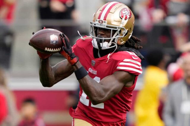 Brandon Aiyuk, nº 11 do San Francisco 49ers, recebe um passe durante o aquecimento antes do jogo contra o Arizona Cardinals no Levi's Stadium em 8 de janeiro de 2023 em Santa Clara, Califórnia.