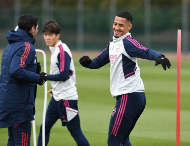 O técnico do Arsenal, Mikel Arteta, com William Saliba durante um treino em London Colney em 11 de março de 2023