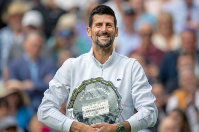 Novak Djokovic, da Sérvia, com o troféu de vice-campeão após a final de Wimbledon 2023