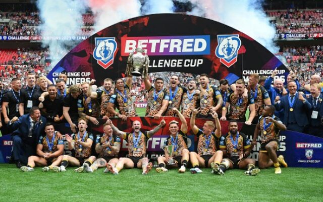 Jogadores do Leigh Leopards comemoram a vitória na partida final da Betfred Men's Challenge Cup entre Hull Kingston Rovers e Leigh Leopards no Estádio de Wembley