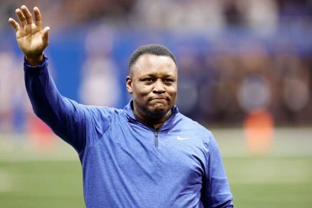 O ex-jogador do Detroit Lions, Barry Sanders, é homenageado durante o jogo contra o Seattle Seahawks no Ford Field em 17 de setembro de 2023 em Detroit, Michigan.