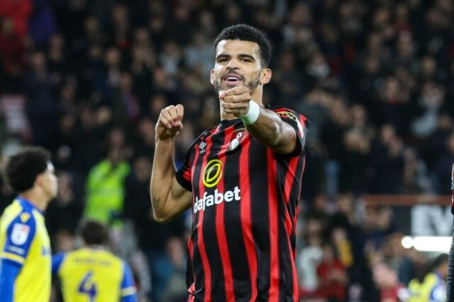 Dominic Solanke, do Bournemouth, comemora depois de marcar um gol para fazer o 1 a 0 durante a partida da terceira rodada da Carabao Cup entre AFC Bournemouth e Stoke City no Vitality Stadium 