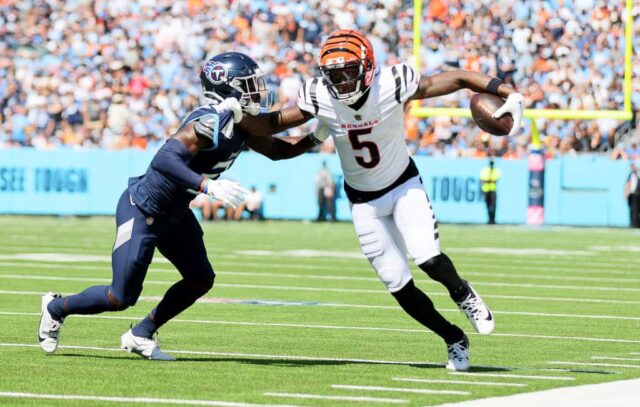 Tee Higgins # 5 do Cincinnati Bengals contra o Tennessee Titans no Nissan Stadium em 01 de outubro de 2023 em Nashville, Tennessee. 