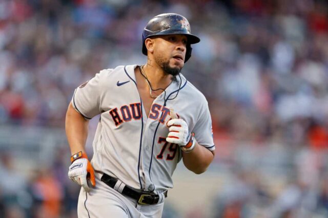 José Abreu # 79 do Houston Astros contorna as bases depois de acertar um home run na nona entrada contra o Minnesota Twins durante o terceiro jogo da Division Series no Target Field em 10 de outubro de 2023 em Minneapolis, Minnesota.