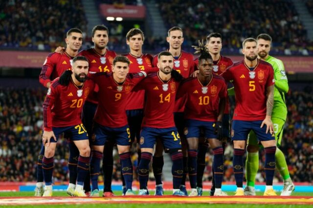 Jogadores da Espanha fazem fila para uma foto do time antes das eliminatórias da Euro 2024