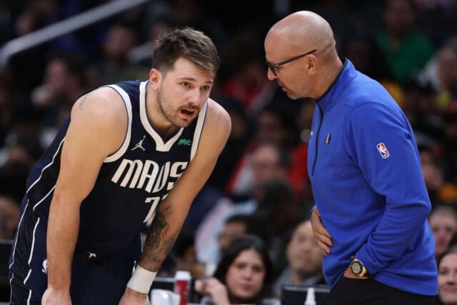 O técnico Jason Kidd (R) conversa com seu jogador Luka Doncic # 77 do Dallas Mavericks contra o Washington Wizards durante o primeiro tempo na Capital One Arena em 15 de novembro de 2023 em Washington, DC. 