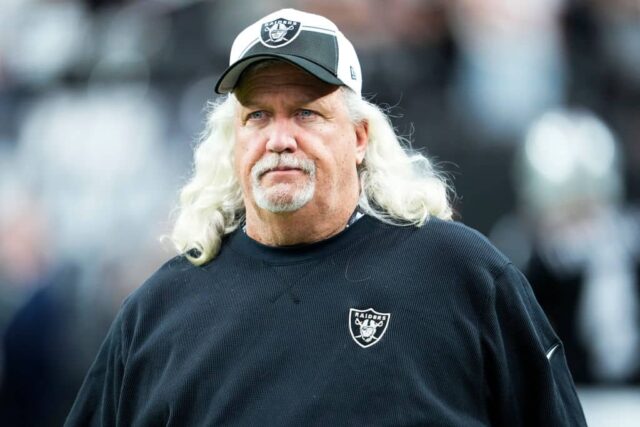 O analista defensivo sênior Rob Ryan, do Las Vegas Raiders, observa antes de um jogo contra o Kansas City Chiefs no Allegiant Stadium em 26 de novembro de 2023 em Las Vegas, Nevada.