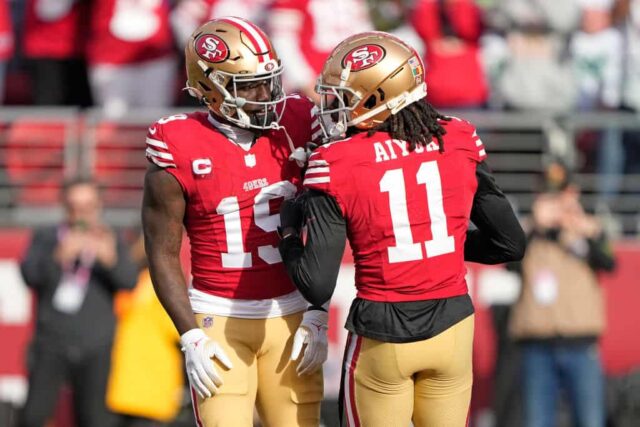 Deebo Samuel #19 do San Francisco 49ers comemora um touchdown com Brandon Aiyuk #11 durante o segundo quarto do jogo contra o Seattle Seahawks no Levi's Stadium em 10 de dezembro de 2023 em Santa Clara, Califórnia. 