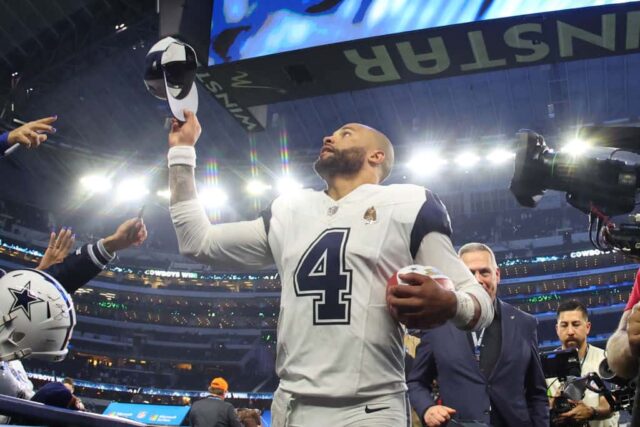 Dak Prescott nº 4 do Dallas Cowboys reage após uma vitória por 33-13 contra o Philadelphia Eagles no AT&T Stadium em 10 de dezembro de 2023 em Arlington, Texas.