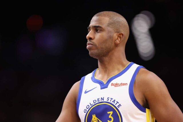 Chris Paul nº 3 do Golden State Warriors durante o jogo da NBA no Footprint Center em 12 de dezembro de 2023 em Phoenix, Arizona.  Os Suns derrotaram os Warriors por 119-116.