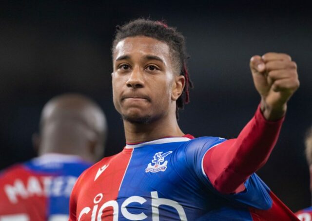 Michael Olise, do Crystal Palace, comemora seu gol contra o Manchester City em dezembro de 2023