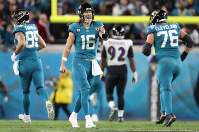 Trevor Lawrence # 16 do Jacksonville Jaguars comemora após seu passe para touchdown contra o Baltimore Ravens durante o terceiro quarto no EverBank Stadium em 17 de dezembro de 2023 em Jacksonville, Flórida.