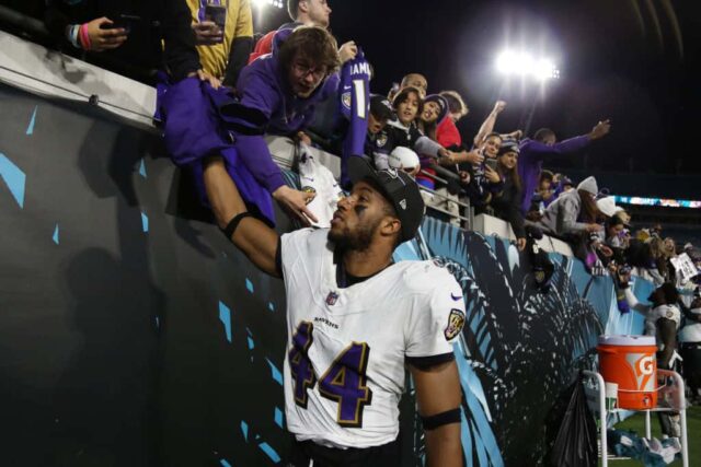 Marlon Humphrey nº 44 dos cumprimentos do Baltimore Ravens com os fãs após a vitória de seu time contra o Jacksonville Jaguars no EverBank Stadium em 17 de dezembro de 2023 em Jacksonville, Flórida. 