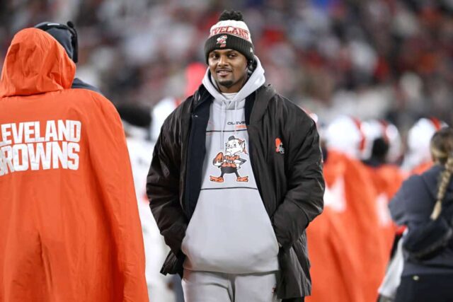 Deshaun Watson, do Cleveland Browns, é visto como lateral no segundo tempo contra o New York Jets, no Cleveland Browns Stadium, em 28 de dezembro de 2023, em Cleveland, Ohio.