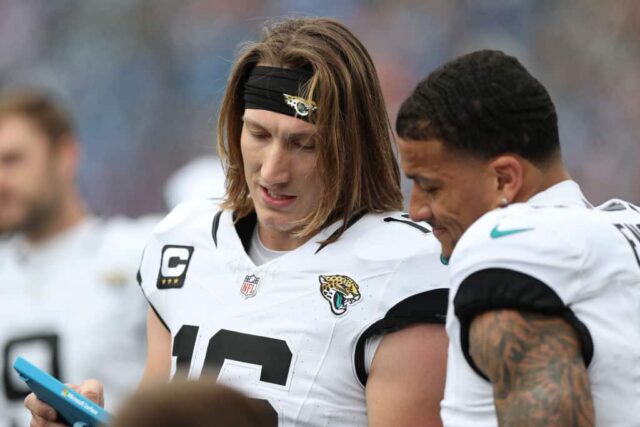 Trevor Lawrence, nº 16 do Jacksonville Jaguars, analisa uma jogada lateral durante o primeiro tempo contra o Tennessee Titans no Nissan Stadium em 7 de janeiro de 2024 em Nashville, Tennessee.