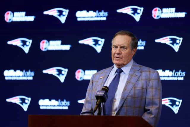 O técnico Bill Belichick, do New England Patriots, fala à mídia durante uma coletiva de imprensa no Gillette Stadium em 11 de janeiro de 2024 em Foxborough, Massachusetts.  Belichick anunciou que está deixando o cargo de técnico após 24 temporadas no time.