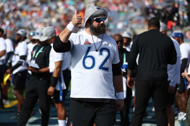 Jason Kelce # 62 do Philadelphia Eagles e NFC reage antes dos jogos NFL Pro Bowl de 2024 no Camping World Stadium em 4 de fevereiro de 2024 em Orlando, Flórida.